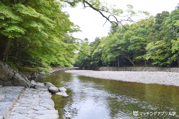 敷地内を流れる五十鈴川