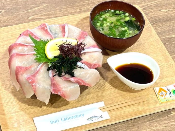 大分県佐伯市にある「道の駅かまえ Buri Laboratory」のレストランでいただけるカンパチ丼