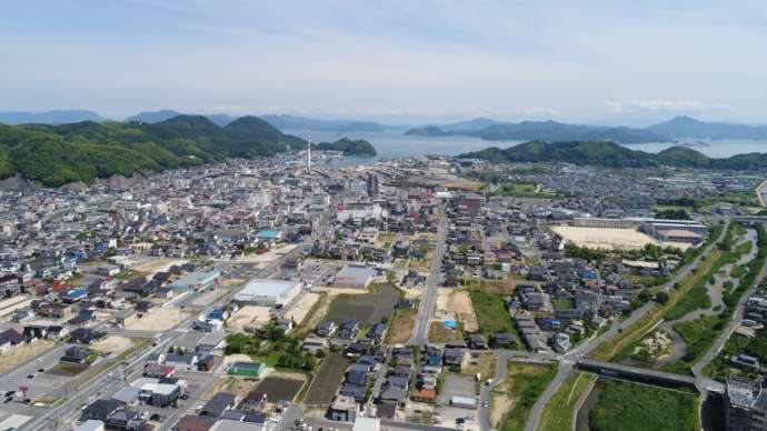 竹原市の市街地と海の風景