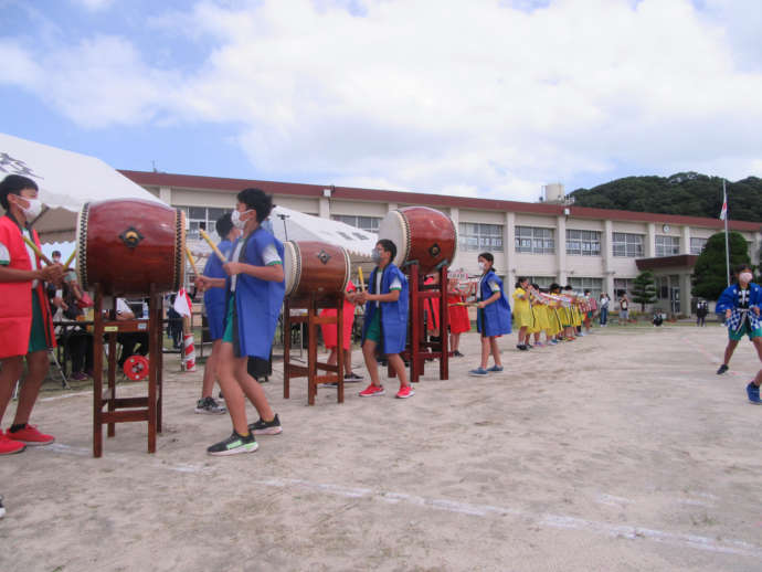 運動会で「船べりたたき」をする小学生たち