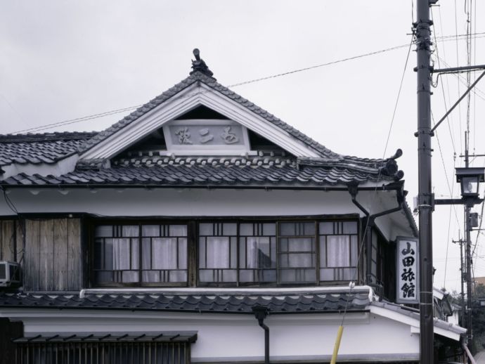 東側の妻に掲げられた「五二館」という看板