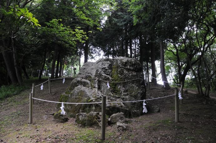 中山にある吉備津彦神社の巨大な磐座