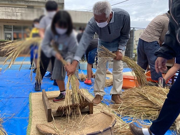 千葉県長南町で古代米の縄ないに挑戦する人たち