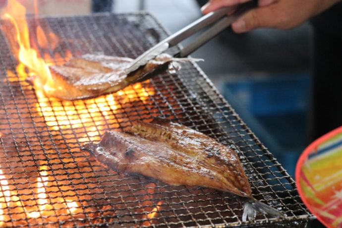 串間市のよかむん朝市で魚を焼いている写真