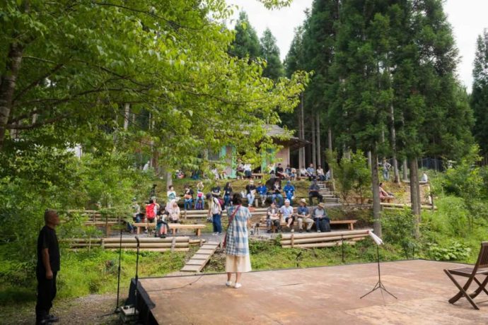 芦見谷芸術の森の野外ステージ
