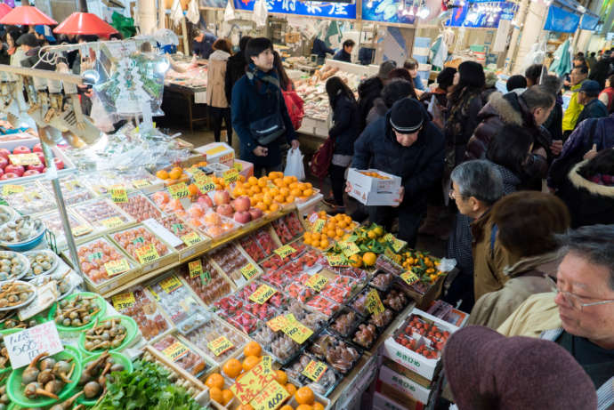 石川県金沢市の「近江町市場」にある八百屋の店頭