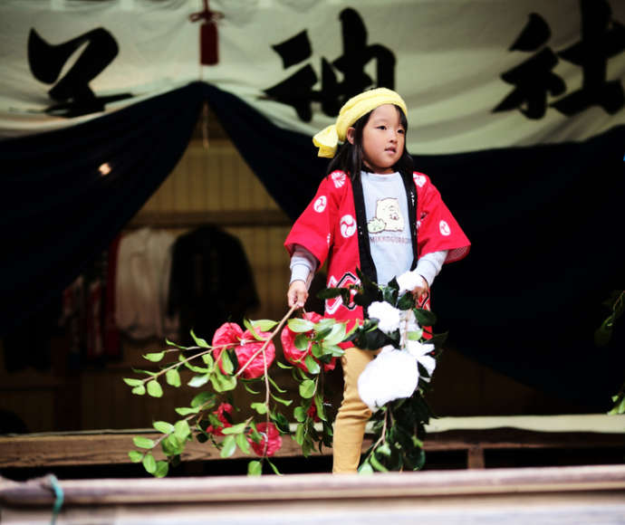 秋祭りで舞台に上がる子ども