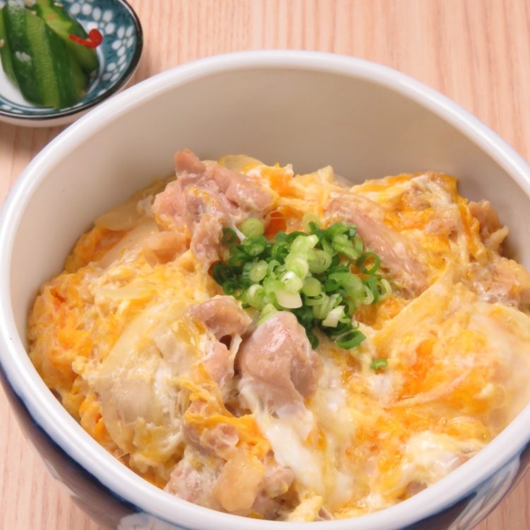 焼鳥と金の伊達鶏の藁焼おやこ丼（¥1,000）