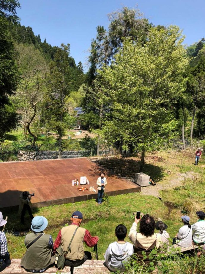 芦見谷芸術の森でイベントが開催される野外ステージ