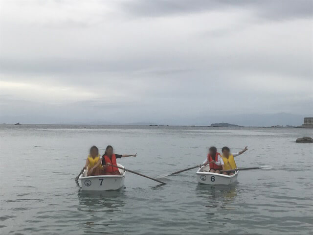 神奈川県三浦郡葉山町の一色海岸でボートを漕いでいる様子