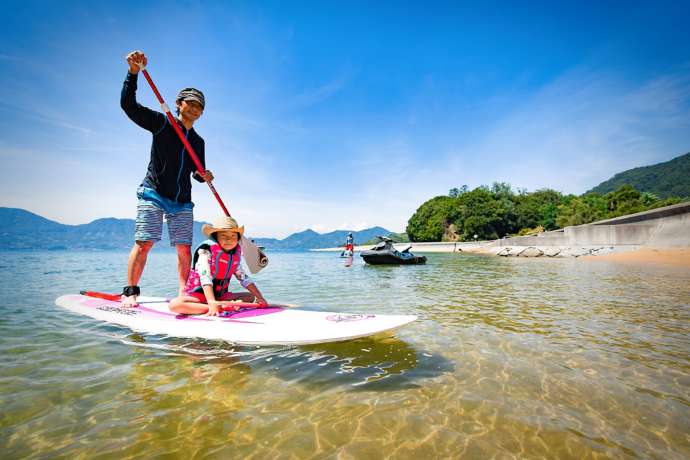 上島町でSUP（スタンドアップパドルボード）を楽しむ親子