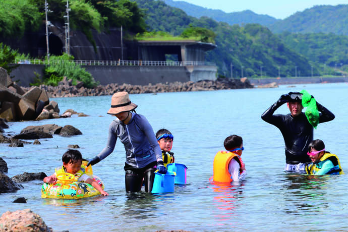 阿武町の海で遊ぶ家族