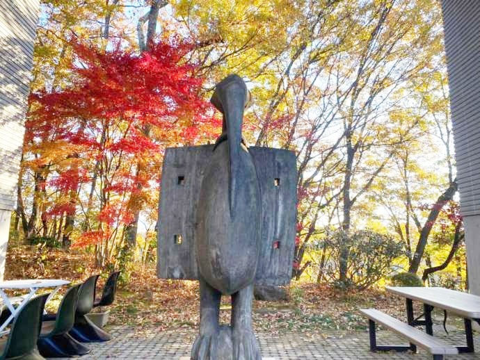 秋の時期に撮影したエントランス横の像「カラオ」