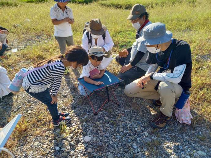 あがまちファンクラブで自然に親しむ子どもたち