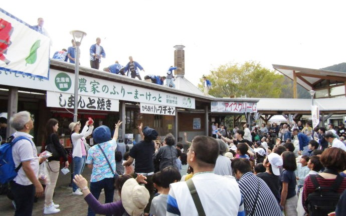 高岡郡四万十町「道の駅あぐり窪川」創業祭の餅投げ風景