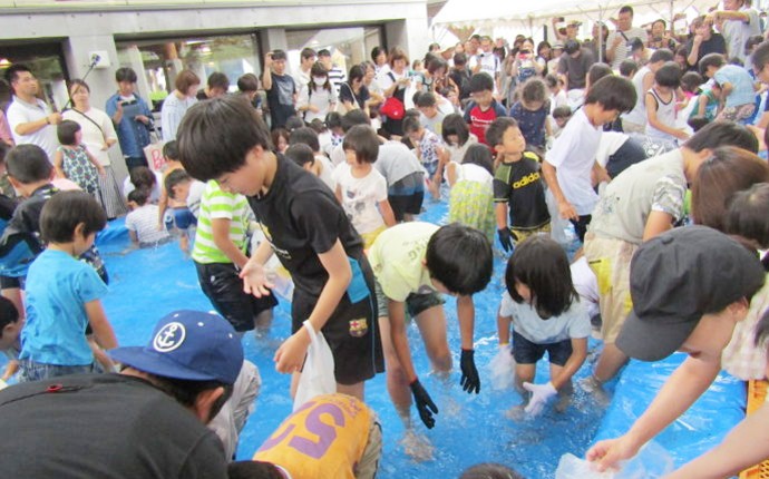 「道の駅あぐり窪川」で行われた「あぐりでひんやり夏まつり」の魚つかみ取り