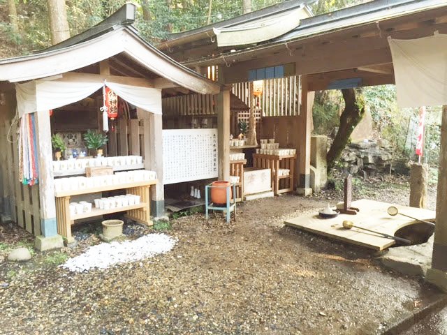 恋の水神社の本殿