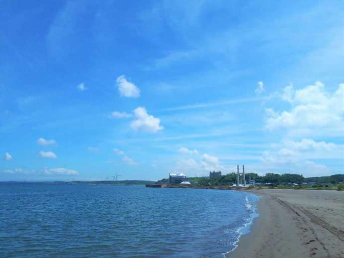 青森県西津軽郡鰺ヶ沢町にある「はまなす公園」の浜辺