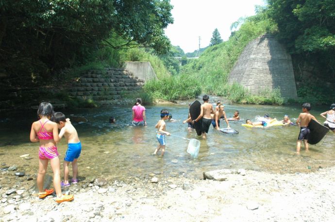 「源じいの森」で川遊びをする子どもたち