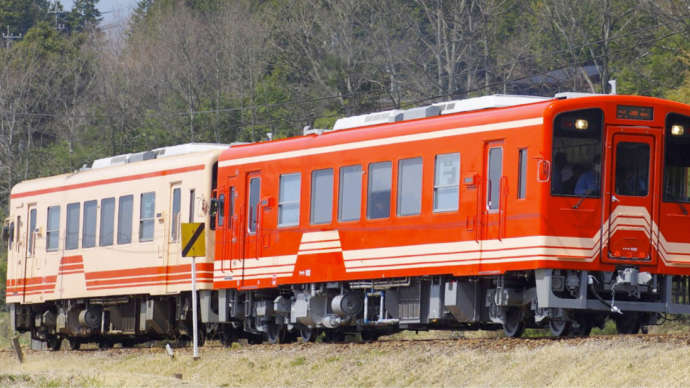 明知鉄道のクリーム色と朱色が特徴の車両