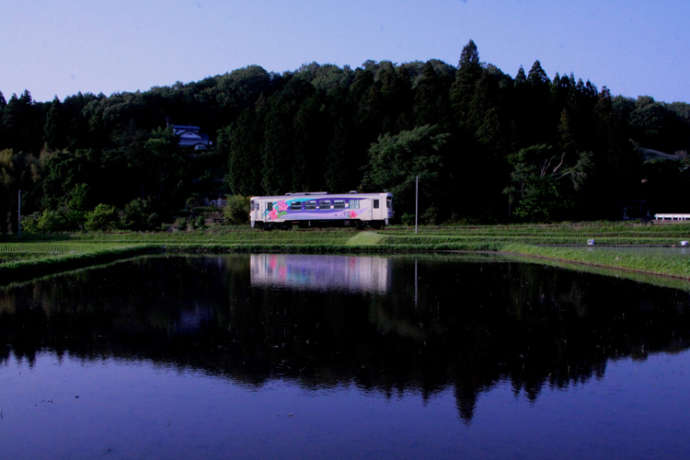 のどかな景色の中を1車両で走る明知鉄道