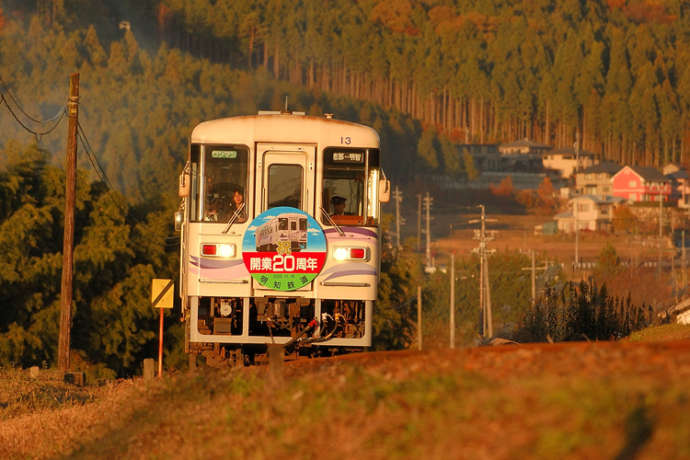 夕暮れの中を走る明知鉄道