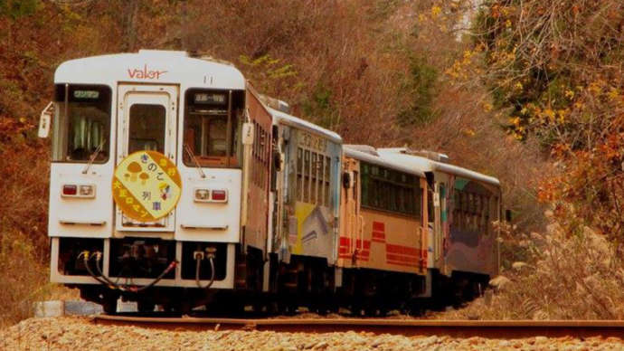 きのこ列車のサインボードを付けて走る明知鉄道