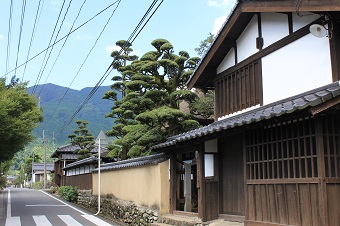 秋月の町並み