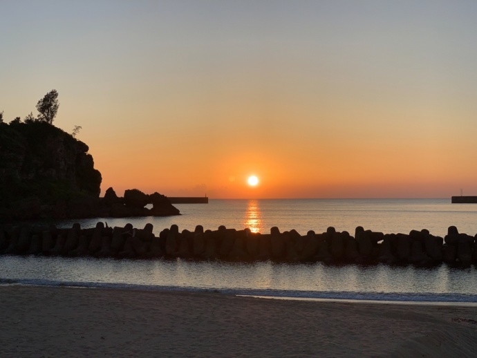 海岸から見た夕日