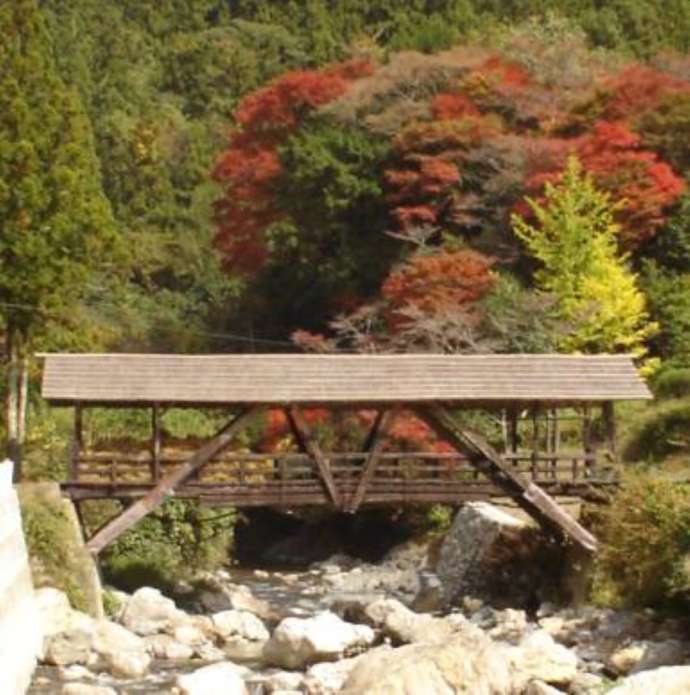 「釣り堀 あまごの里」近くに架かる屋根付き橋（紅葉時期の帯江橋）