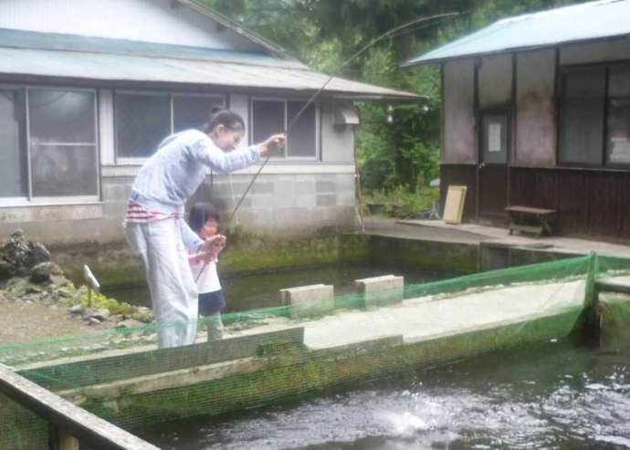 「釣り堀あまごの里」の養殖池（釣り堀）で釣りを楽しむ様子（その1）