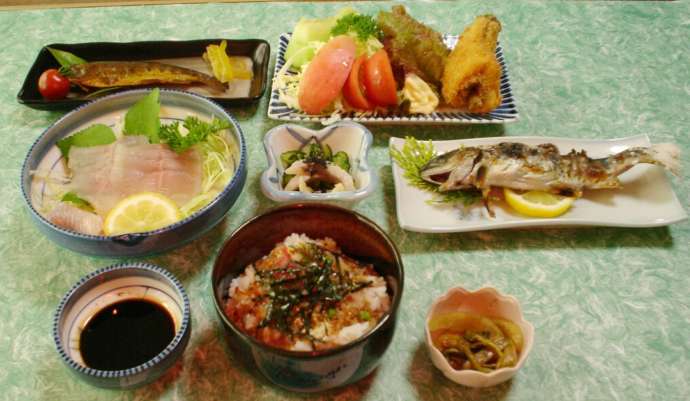 「釣り堀あまごの里」で提供される定食の一例（その1）