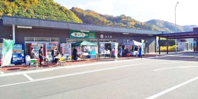 道の駅青の国ふだいの特産品販売店「アンテナショップあいで」の外観