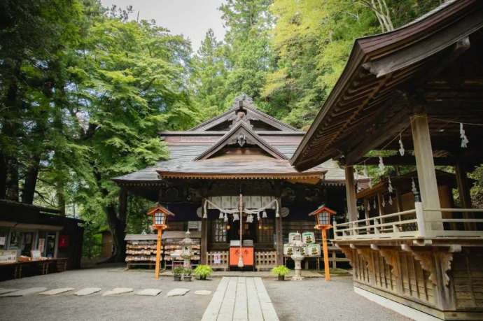 新倉富士浅間神社の本殿正面