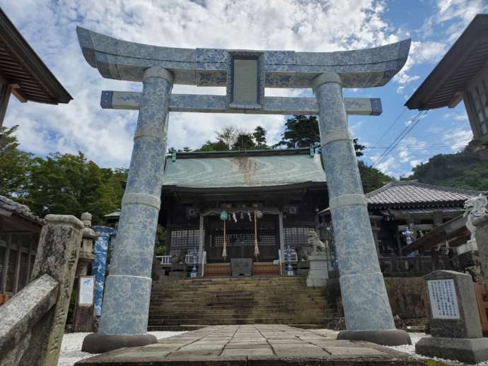 陶器でできた陶山神社の鳥居