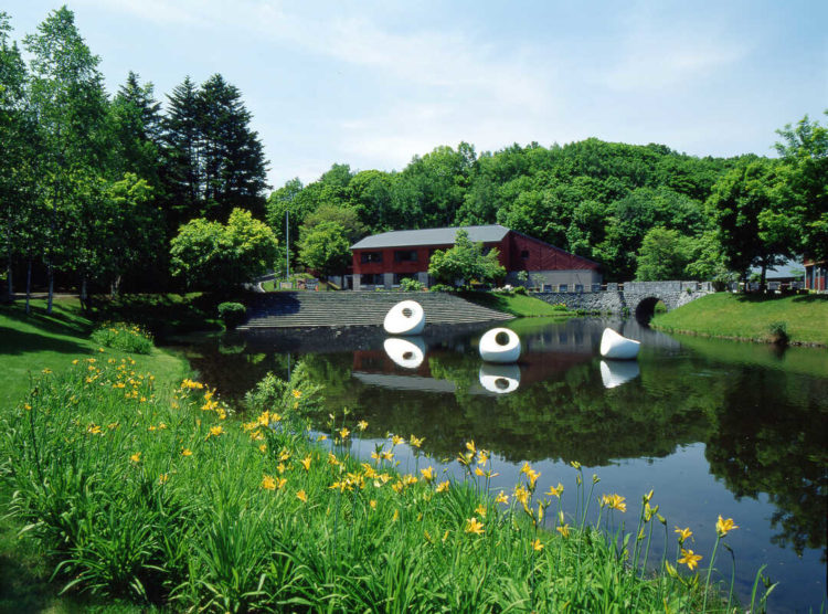 北海道札幌市にある芸術の森野外美術館の園内風景とマルタ・パン作「浮かぶ彫刻」