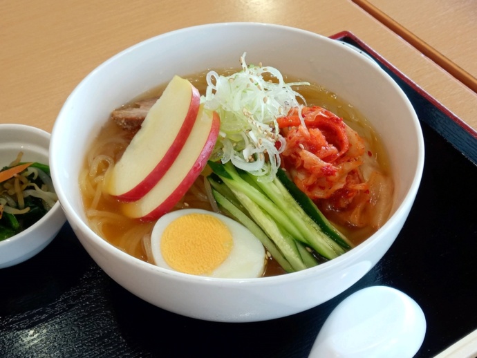 「道の駅あさひまち りんごの森」の喫茶・軽食コーナーにて提供される「りんご冷麺」