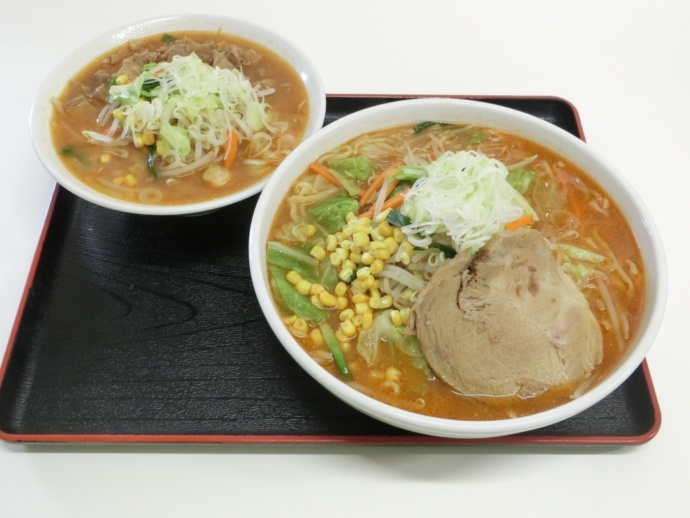 「道の駅あさひまち りんごの森」の喫茶・軽食コーナーにて提供される「ビッグラーメン（味噌味）」