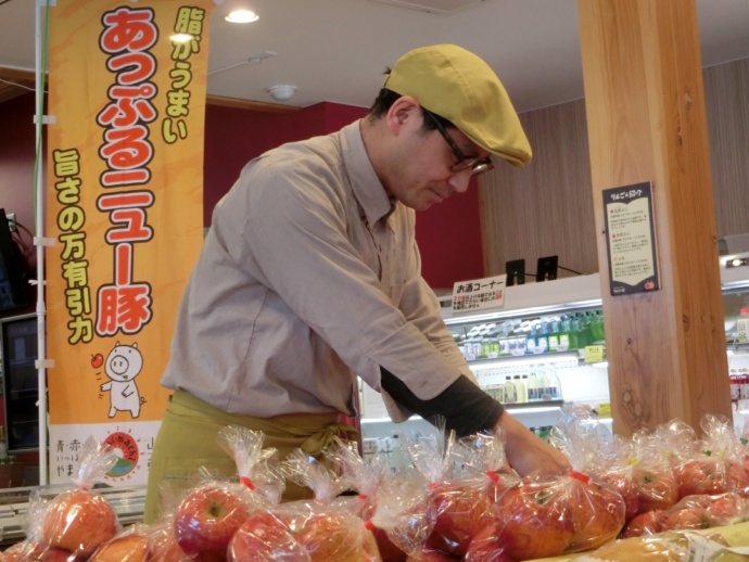 「道の駅あさひまち りんごの森」の産直マネージャー・高村さん近影