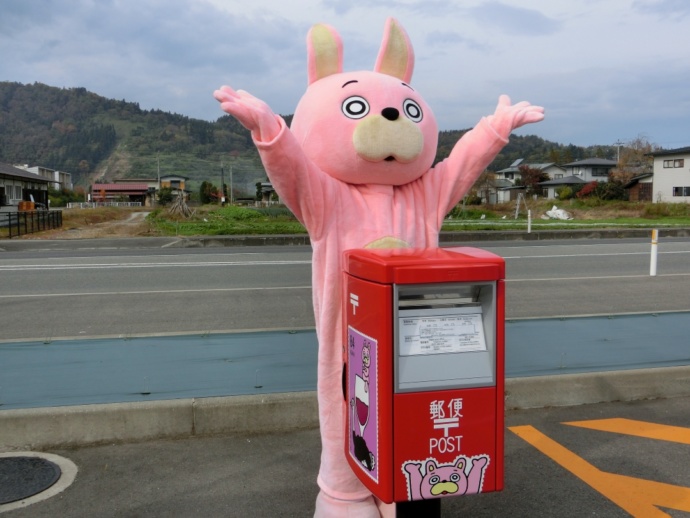 「道の駅あさひまち りんごの森」の駐車場に設置されている「桃色ウサヒ」のイラスト入り特製ラッピングポスト