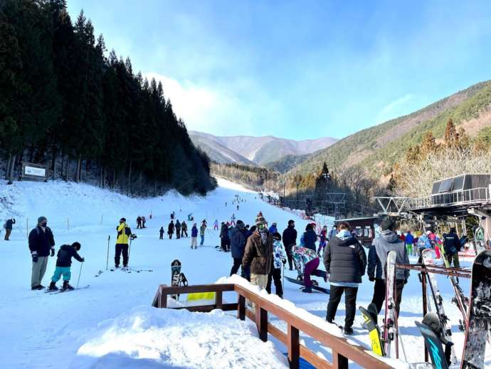 長野県東筑摩郡朝日村にある「あさひプライムスキー場」を訪れた客たち