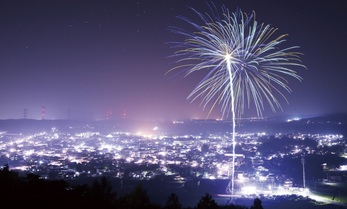 福島県浅川町で打ち上げられる元朝参り・除夜の花火