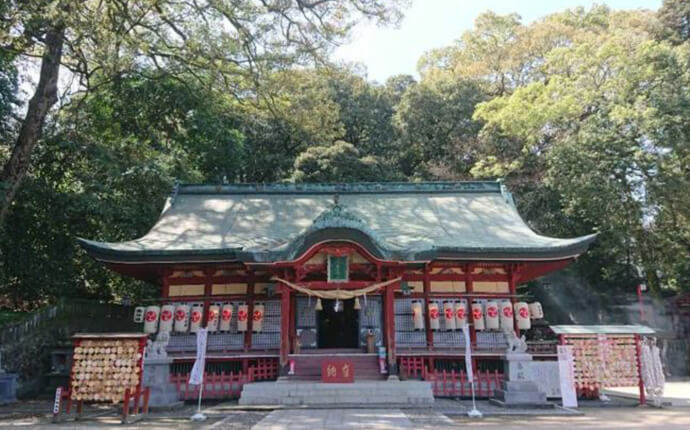 別府の縁結びパワースポット！八幡朝見神社で季節限定御朱印と夫婦杉巡り - 縁結び大学