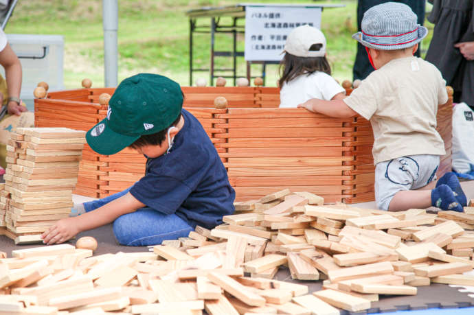 元気森林祭りで木材に触れる子ども