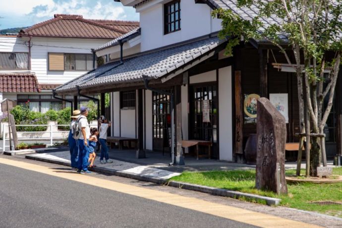 芦北町の佐敷のまちなみを歩く家族