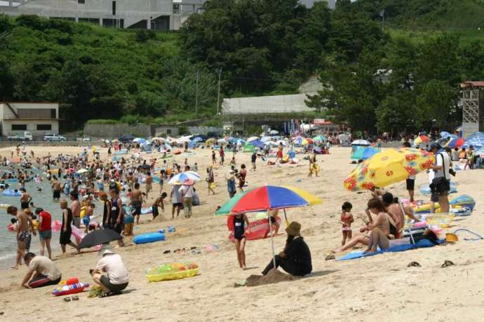 海水浴客で賑わう鶴ヶ浜海水浴場