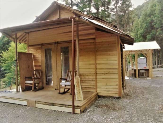 芦見谷芸術の森の山小屋