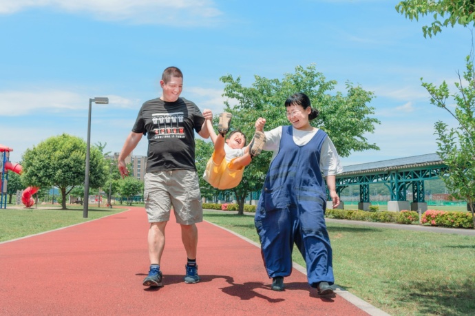 栃木県足利市の五十部公園で遊ぶ家族