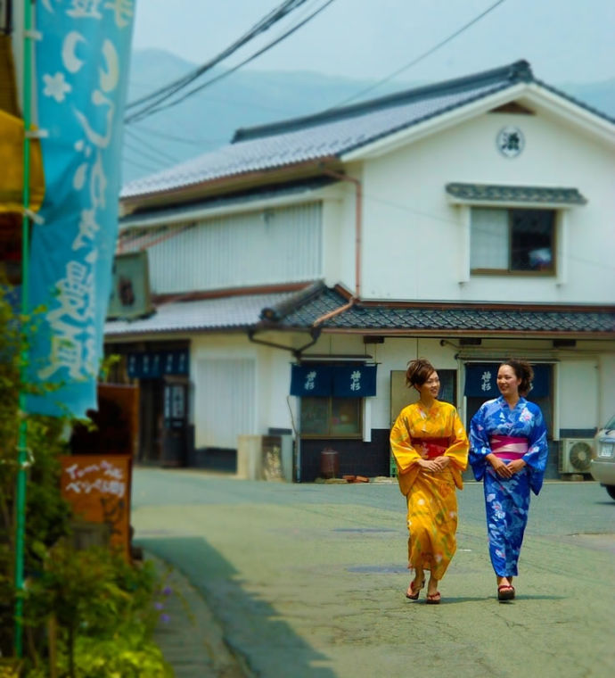 内牧温泉郷を浴衣姿の女性達が散策する風景