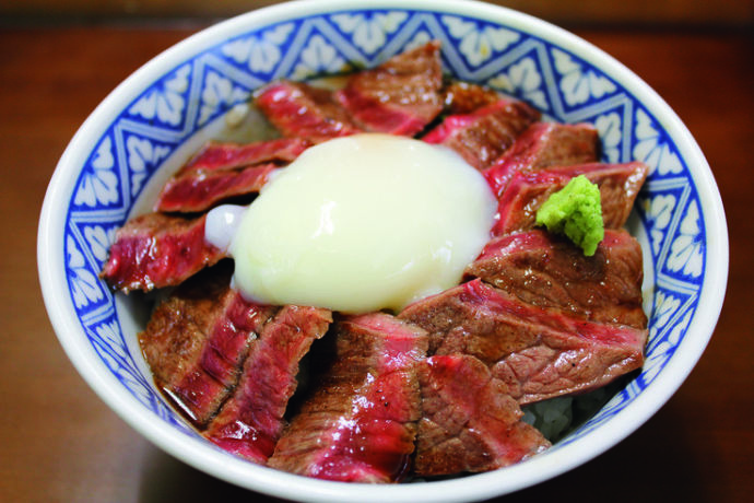 あか牛のステーキを盛った「あか牛丼」の写真